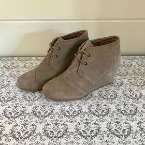 LIKE NEW Toms Desert Wedge 9.5 Taupe